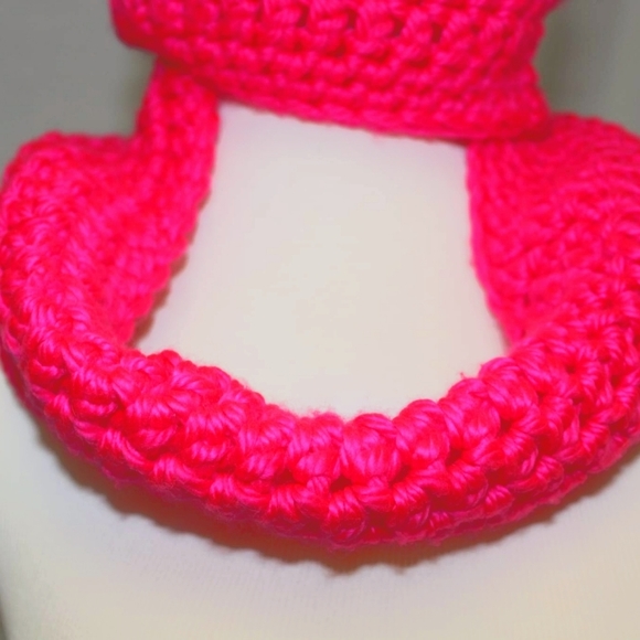 🎀 NEW Pink Crochet Infinity Scarf & Hat Set Bright HANDCRAFTED - Picture 3 of 4